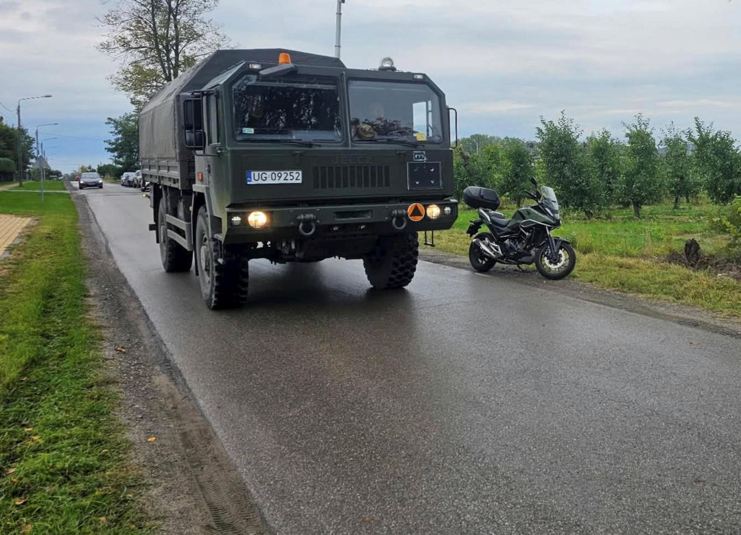 Pożar w bazie Starlink na Mazowszu. Minister mówi wprost o możliwym sabotażu, służby w akcji