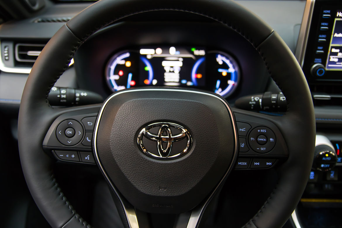 2019 Toyota RAV4 Hybrid - wnętrze piątej generacji SUV-a
