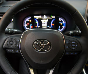 2019 Toyota RAV4 Hybrid - wnętrze piątej generacji SUV-a