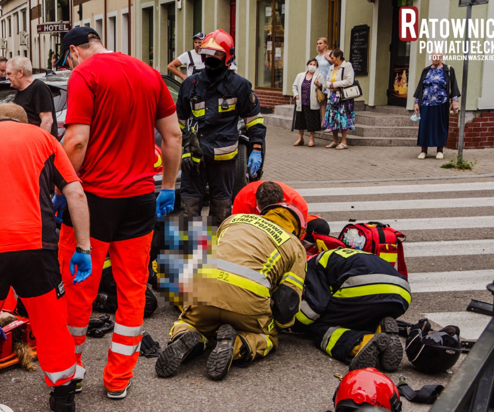 Wypadek w centrum Ełku. Poszkodowana kobieta i dziecko [ZDJĘCIA]