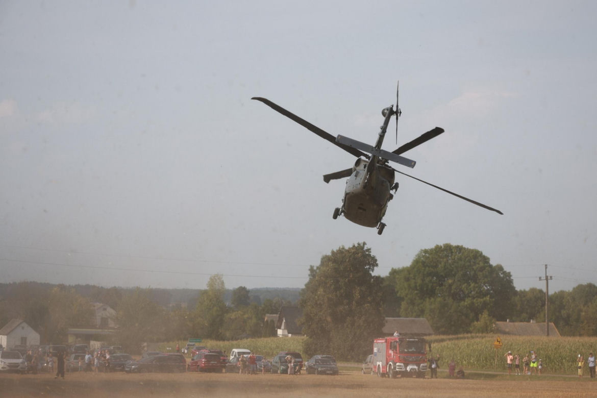 Groza na pikniku wojskowym. Policyjny Black Hawk zahaczył o linię wysokiego napięcia