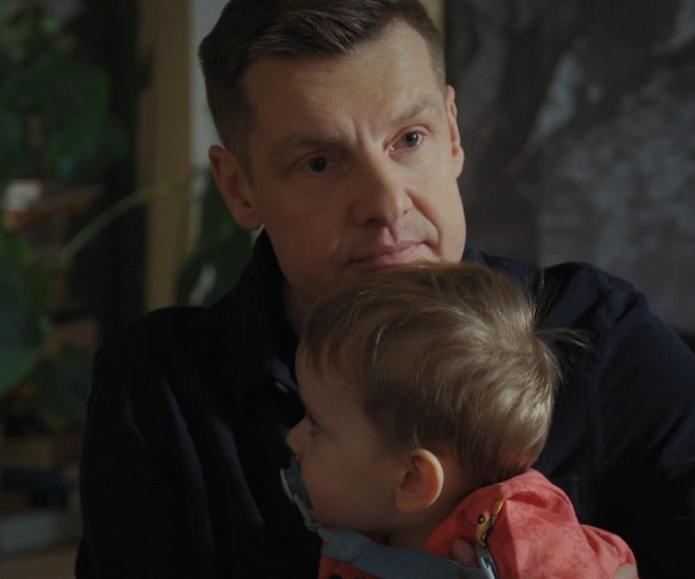 Paweł Zduński przytula syna Antosia. O poszukiwaniu niani w serialu M jak miłość przeczytasz na Eska.