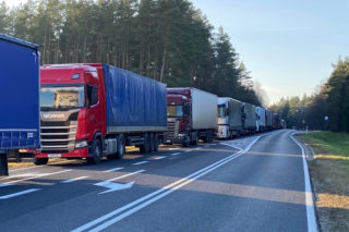 Kolejka ciężarówek na przejściu granicznym. Kierowcy muszą czekać 30 godzin