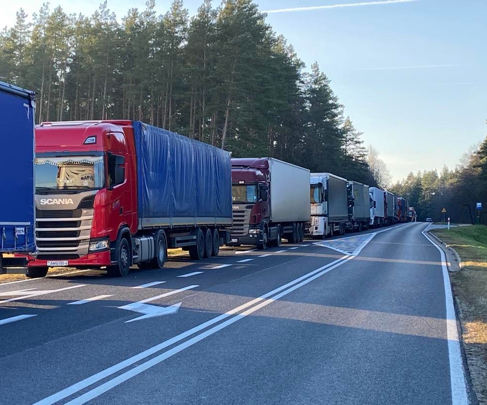 Bobrowniki. Kolejka TIR-ów przed przejściem granicznym. Aktualne dane