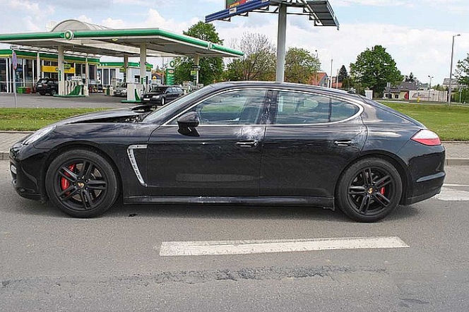 Kradzione Porsche Panamera porzucone przez złodzieja