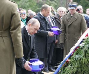 Donald Tusk i Władimir Putin w Katyniu