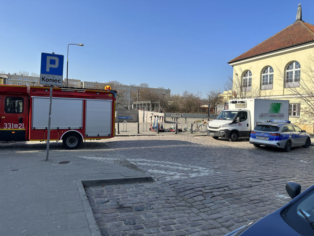 Horror w metrze! Stacja Ratusz Arsenał zamknięta. Pasażer rzucił się pod nadjeżdżający pociąg. Nie żyje