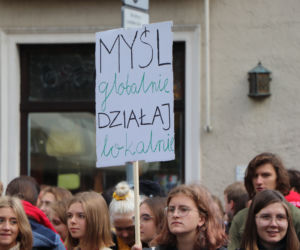 Młodzieżowy Strajk Klimatyczny w Toruniu. Protestowali przeciwko rządowi i korporacjom