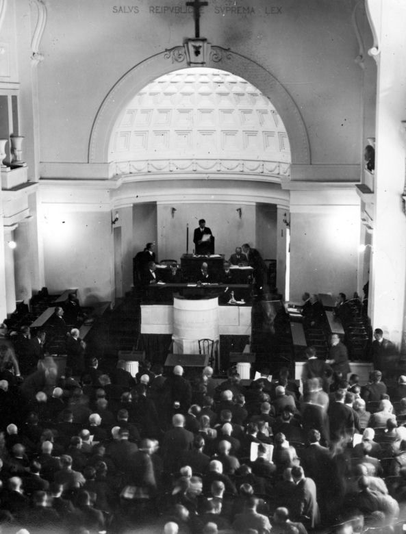 Krzyk narodzin II RP. Sejm II RP 17 marca 1921 roku uchwalił pierwszą, nowoczesną konstytucję