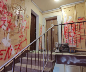 Wpadł w furię i zdemolował blok, bo rzuciła go dziewczyna? Sąsiedzi Marcina S. przeżyli horror