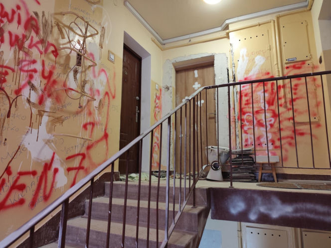 Zdemolował klatkę schodową na osiedlu Kalinowym