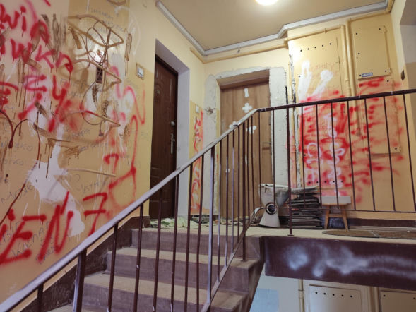 Wpadł w furię i zdemolował blok, bo rzuciła go dziewczyna? Sąsiedzi Marcina S. przeżyli horror