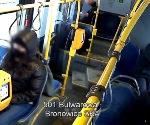 Kraków: To ON ciął ostrym narzędziem siedzenia w autobusach. Policja prosi o pomoc