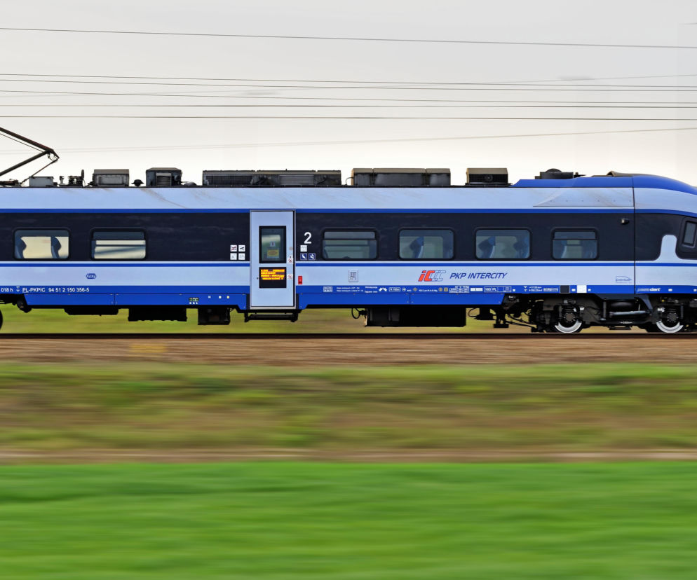 Biało-niebieski pociąg PKP Intercity w ruchu na trasie. O kolejowej rewolucji na Pomorzu przeczytasz na SE Szczecin.