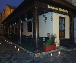 Znicze przed restauracjami w Poznaniu
