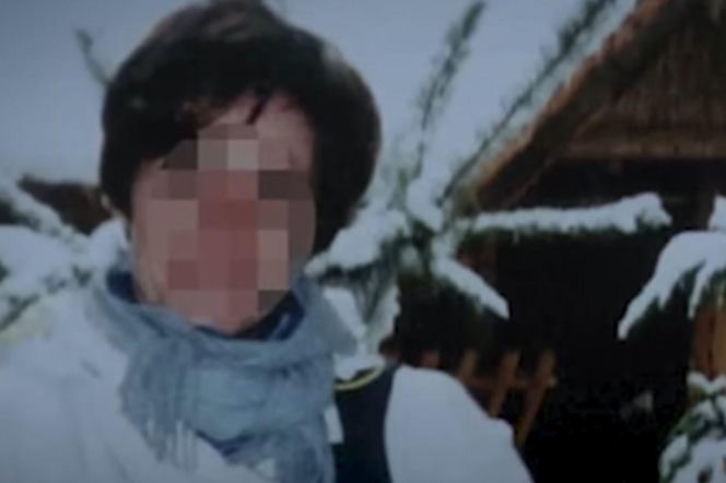 Portret Elizy E. z zamazaną twarzą na tle ośnieżonego ogrodu. Historię zbrodni Gabriela S. poznasz na Mediateka.