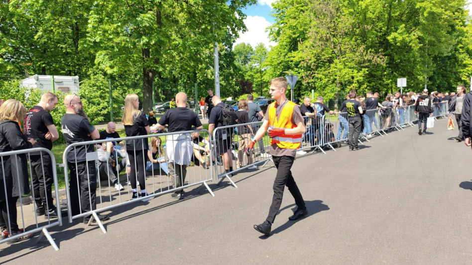 Długie kolejki i tłum fanów przed koncertem Metaliki