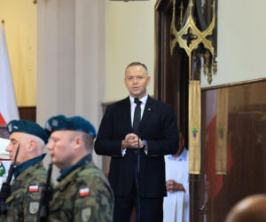 Szok po tragedii w Łodzi. Dziesięć malutkich trumienek na pogrzebie. Tego widoku nie da się wyrzucić z głowy