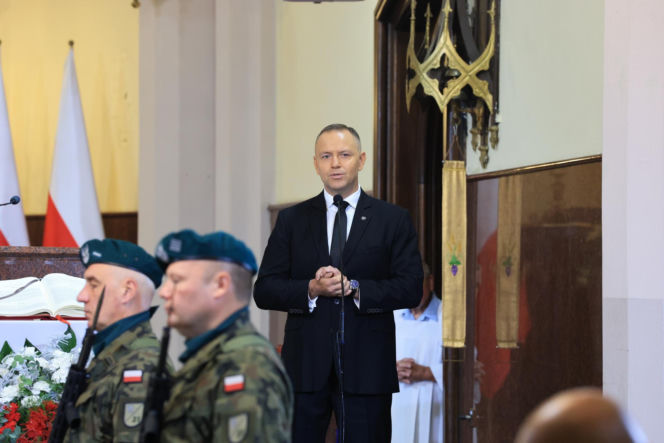 Szok po tragedii w Łodzi. Dziesięć malutkich trumienek na pogrzebie. Tego widoku nie da się wyrzucić z głowy
