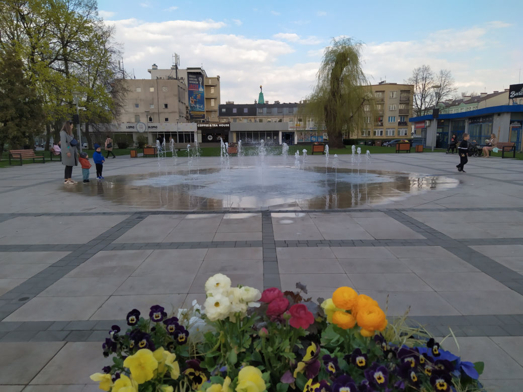 Plac Generała Sikorskiego w Siedlcach i fontanna multimedialna w wiosennej szatce