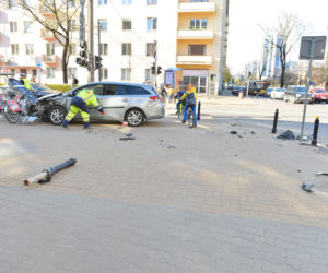 Kraksa na Filtrowej. Dwa auta zdemolowały stację Veturilo