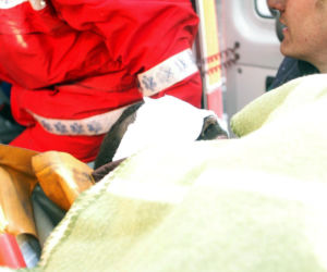 Zbigniew Nowak uratowany. Ratownicy wynoszą go z kopalni Halemba