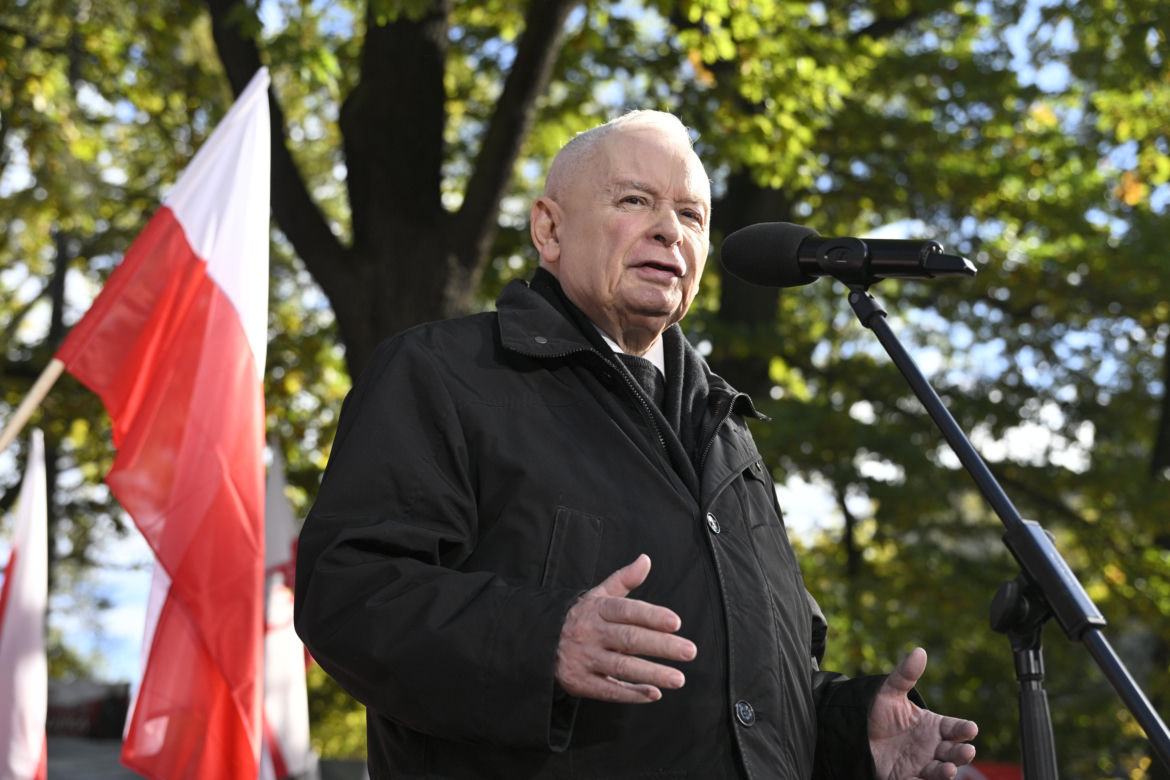 Jarosław Kaczyński w trakcie protestu przed Trybunałem Konstytucyjnym