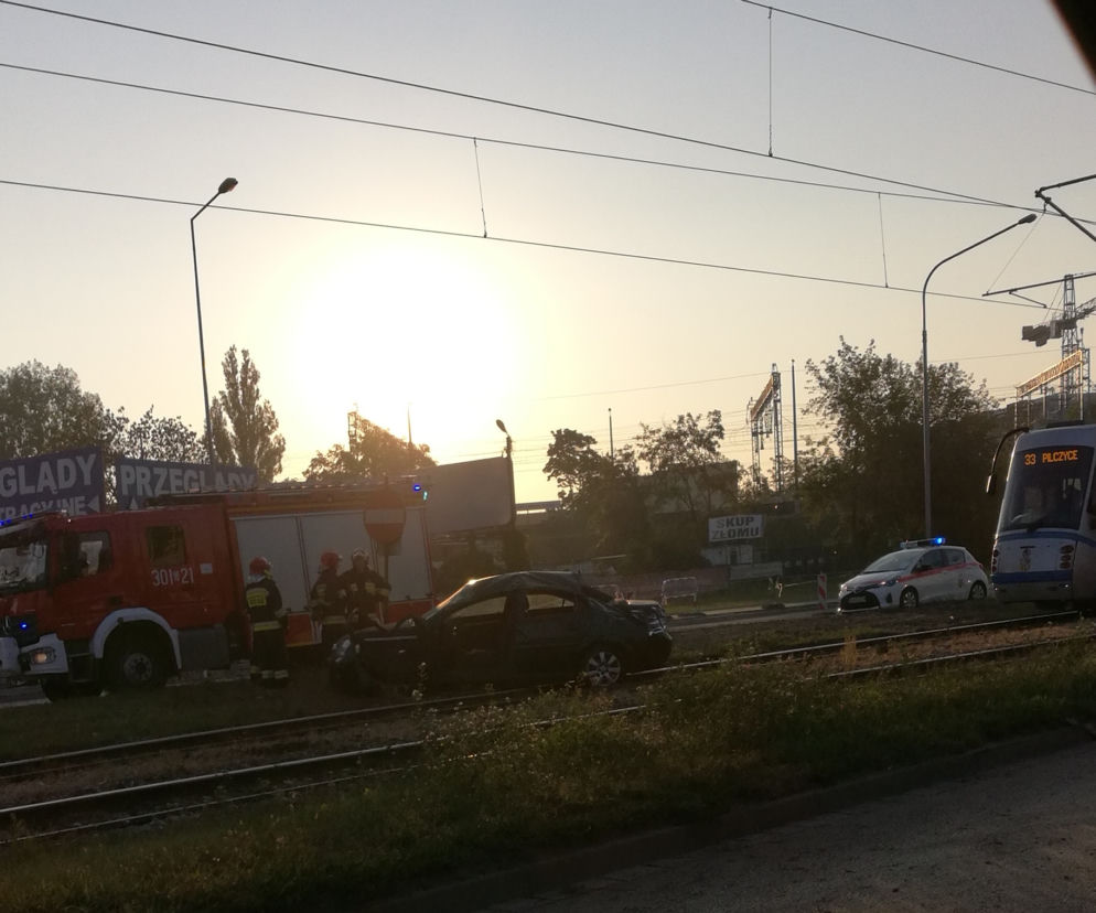 Auto zablokowało torowisko na Legnickiej. Utrudnienia w ruchu tramwajów