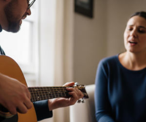 Kolęda w Małęczynie. Tak ksiądz Kołtunowicz zaskoczył parafiankę, nagranie hitem internetu