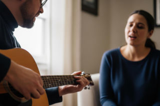 Kolęda w Małęczynie. Tak ksiądz Kołtunowicz zaskoczył parafiankę, nagranie hitem internetu