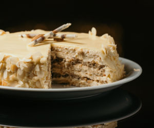 Wykwintny tort kawowo-morelowy