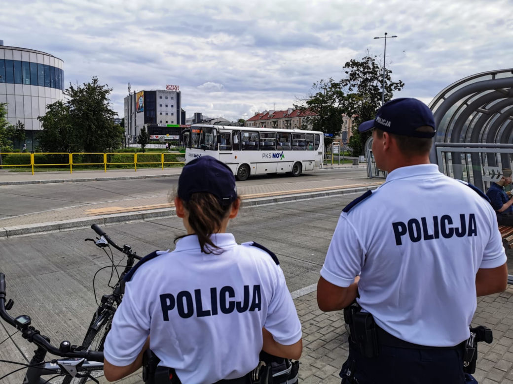 Białystok. Policjanci sprawdzają, czy pasażerowie BKM noszą maseczki. Za jej brak jest 500 zł mandatu [ZDJĘCIA]