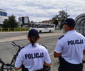 Białystok. Policjanci sprawdzają, czy pasażerowie BKM noszą maseczki. Za jej brak jest 500 zł mandatu [ZDJĘCIA]
