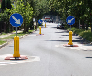 Drogowy absurd? Kierowcy z Tarnowa muszą jeździć slalomem!