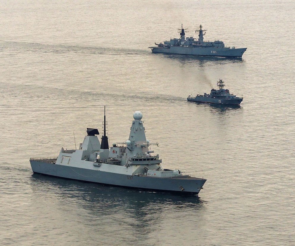 Brytyjski niszczyciel HMS Duncan o numerze bocznym D37 na morzu. O misji Royal Navy przeczytasz na SE Portal Obronny.