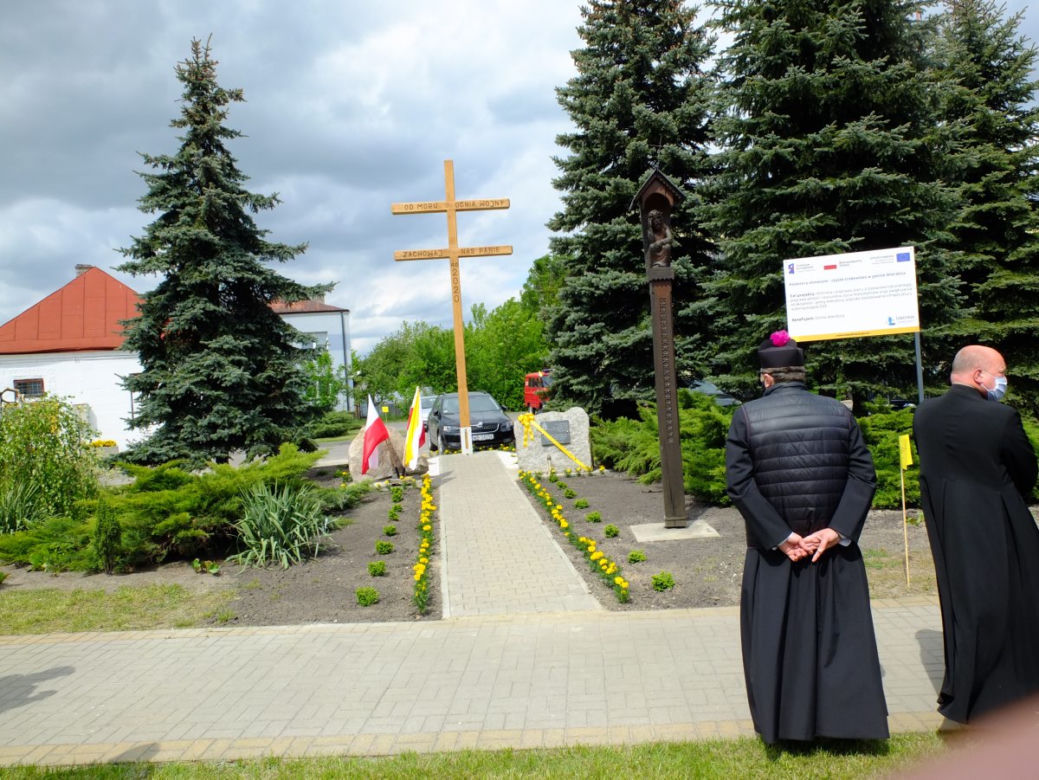  Karawaką walczą z koronawirusem. Mieszkańcy Wierzbicy pod Chełmem modlą się pod krzyżem morowym