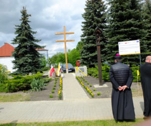  Karawaką walczą z koronawirusem. Mieszkańcy Wierzbicy pod Chełmem modlą się pod krzyżem morowym
