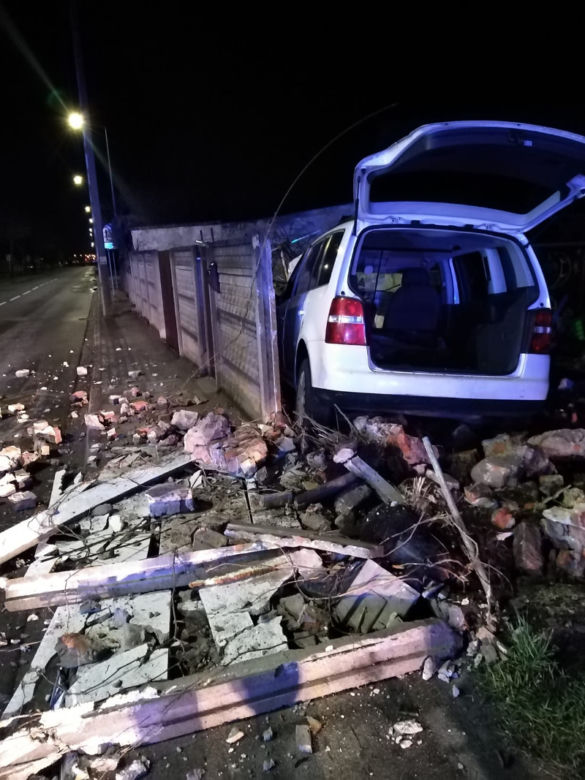 Wziął auto mamy i ROZTRZASKAŁ je na płocie! O krok od gradii w Rawiczu [ZDJĘCIA] 