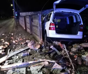Wziął auto mamy i ROZTRZASKAŁ je na płocie! O krok od gradii w Rawiczu [ZDJĘCIA] 