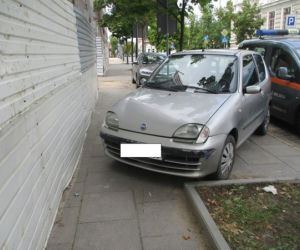 Nie chce im się czy nie potrafią? Tak parkują w Płocku bezmyślni kierowcy [ZDJĘCIA]