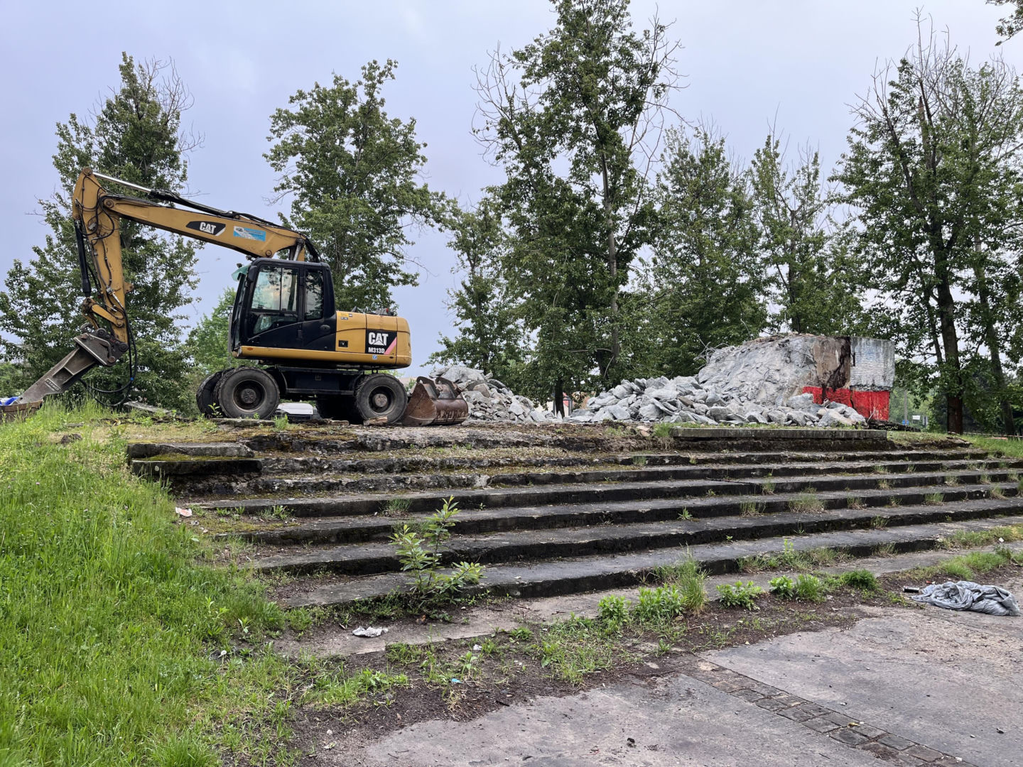 Rozbiórka cokołu po pomniku Koniewa
