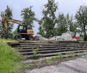 Rozbiórka cokołu po pomniku Koniewa