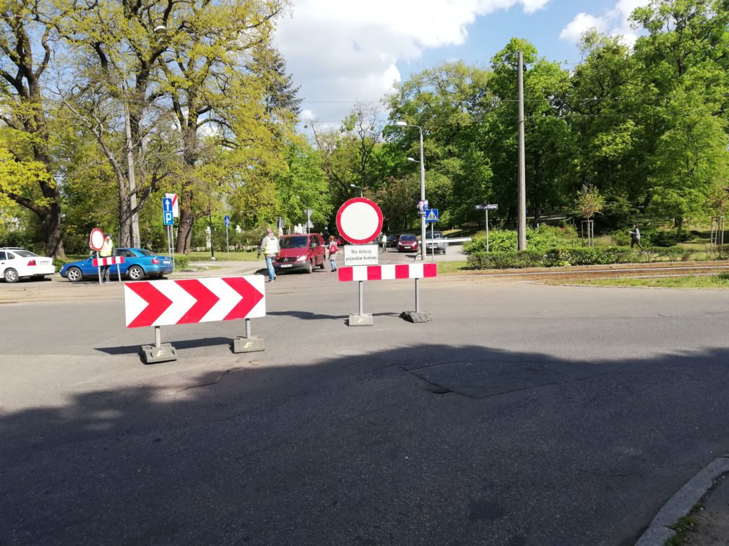 Ruszyły roboty w rejonie placu Rapackiego w Toruniu. Ciężki sprzęt na placu budowy