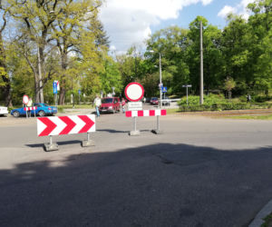 Ruszyły roboty w rejonie placu Rapackiego w Toruniu. Ciężki sprzęt na placu budowy