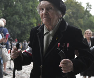 77. rocznica Powstania Warszawskiego. Wanda Traczyk Stawska przy pomniku Poległym Niepokonanym.