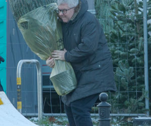 Europoseł PiS Ryszard Czarnecki kupił choinkę w Warszawie