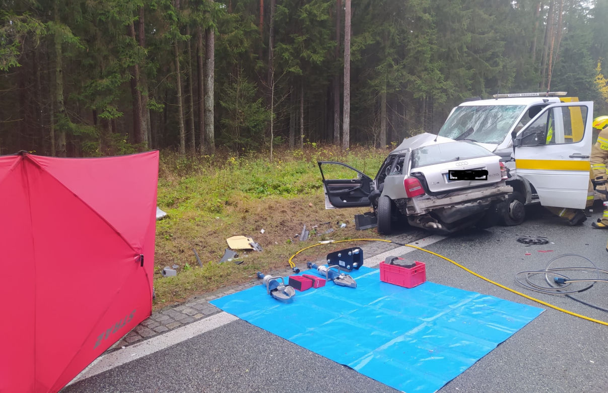 Zaścianek. Tragiczny wypadek na DK 8. Audi zderzyło się z lawetą. Dwie osoby nie żyją