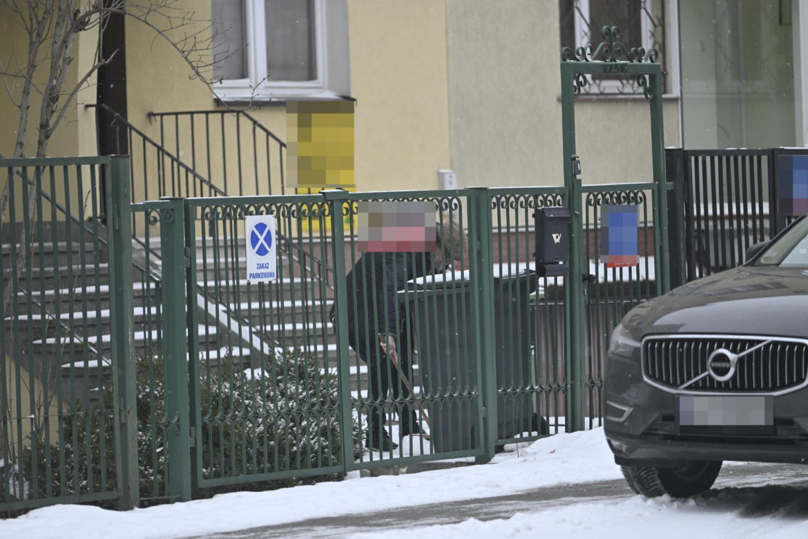 Kuzyn Kaczyńskiego dba o krewnego i odśnieża schody