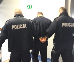 Ścigany prze policję 23-latek wyskoczył z auta i uciekał PIESZO! Po drodzę wyrzucił BROŃ [ZDJĘCIA]