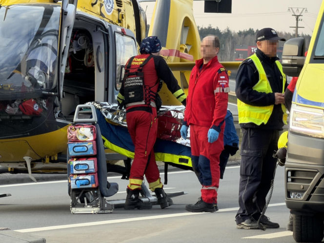 Koszmarna kraksa kilku aut na drodze krajowej pod Warszawą. Lądował śmigłowiec LPR